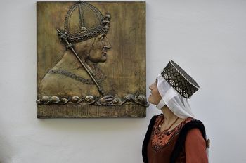 VIDEO: V Višnji Gori odkrili obeležje cesarju Frideriku III. Habsburškemu