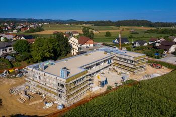 FOTO: Gradbišče vrtca v Šentvidu tudi v času dopustov ne počiva