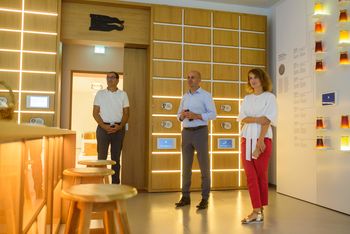 Župana občin Ribnica in Grosuplje na ogledu Hiše kranjske čebele