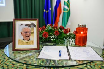 Žalna slovesnost v spomin na častnega občana, monsinjorja Jožeta Kastelica