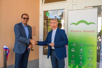 Okrogla miza in odprtje prenovljene avtobusne čakalnice z Urbanomatom v Ivančni Gorici