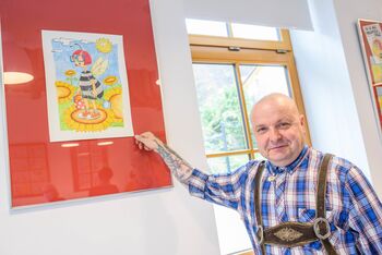 Hiša kranjske čebele dobila čebelico Višnjo, polž pa je njen najboljši prijatelj