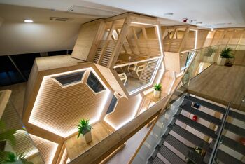 Priznanje arhitektu za oblikovalski presežek v Hiši kranjske čebele Priznanje arhitektu za oblikovalski presežek v Hiši kranjske čebele