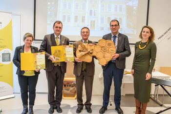 Ivančna Gorica laskavi naziv čebelam najprijaznejše občine predala Ljubljani