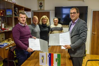 Podpisana dvoletna pogodba za asfaltiranje občinskih cest