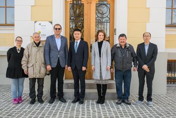 Predstavniki kitajskega veleposlaništva obiskali Hišo kranjske čebele