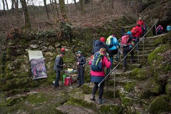 Za popestritev Jurčičevega pohoda skrbeli tudi člani Jamarskega in Turističnega društva Krka Za popestritev Jurčičevega pohoda skrbeli tudi člani Jamarskega in Turističnega društva Krka