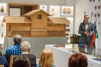 V Hiši kranjske čebele odslej miniatura čebelnjaka Jana Strgarja
