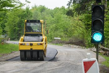 Med Zagradcem in Ambrusom poteka asfaltiranje regionalnega odseka ceste