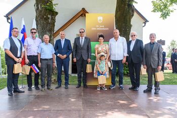 Na Polževem množično voščili domovini Sloveniji