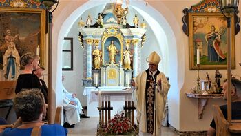 Blagoslovitev obnovljenega oltarja na Veliki Dobravi