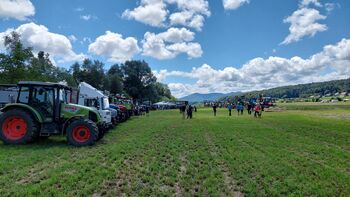 Podeželska mladina Kalček organizirala tekmovanje oračev in blagoslov traktorjev