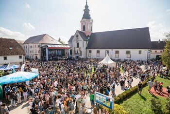 FOTO: Stična mladih privabila preko 4000 katoliške mladine