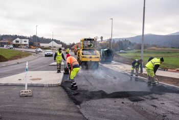 Asfalterska dela na novozgrajenem krožišču v Gabrovčcu