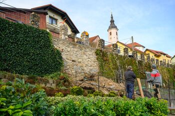 V Višnji Gori poteka obnova delno porušenega obzidja
