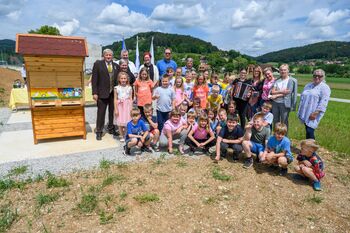 Učenci iz Temenice se veselijo učnega čebelnjaka