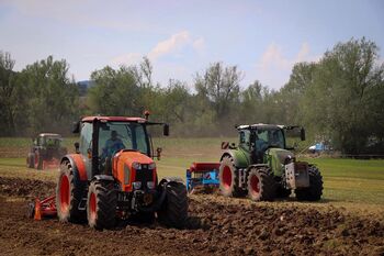 Podeželska mladina Kalček pripravila tradicionalno oranje z blagoslovom traktorjev
