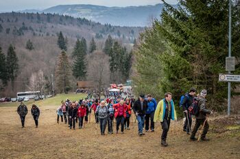 FOTO: Več tisoč pohodnikov po poti Josipa Jurčiča