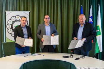 Podpis pogodbe za največjo investicijo v zgodovini občine Ivančna Gorica Podpis pogodbe za največjo investicijo v zgodovini občine Ivančna Gorica