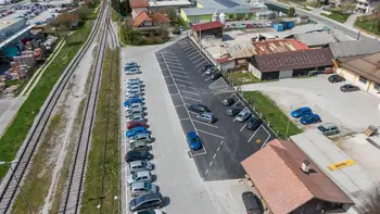 Ureditev dodatnih parkirišč v centru Ivančne Gorice Ureditev dodatnih parkirišč v centru Ivančne Gorice
