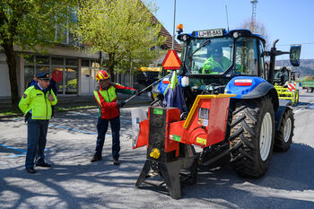 Varno s traktorjem – poučno in praktično Varno s traktorjem – poučno in praktično