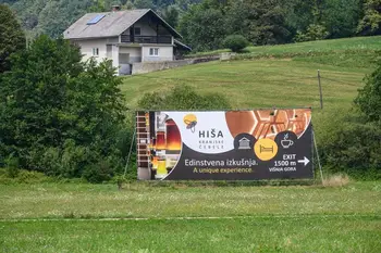 Nov pano na avtocesti vabi turiste v Hišo kranjske čebele