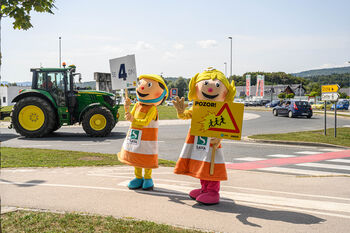 Maskoti Anja in Marko v Ivančni Gorici opozarjala na začetek šolskega leta