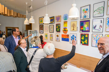 Odprtje razstave likovnih del oseb z demenco v Hiši kranjske čebele