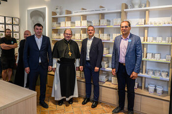 Slovesno odprtje prenovljenih prostorov zeliščne lekarne Sitik