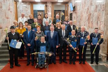 Plaketa Državnega sveta RS Alešu Erjavcu za dolgoletno delo v planinstvu Plaketa Državnega sveta RS Alešu Erjavcu za dolgoletno delo v planinstvu