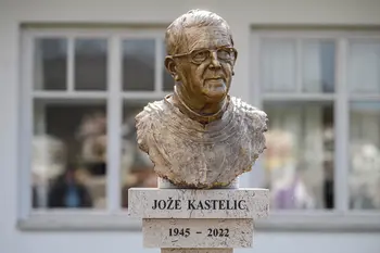 Spominsko obeležje častnemu občanu msgr. Jožetu Kastelicu