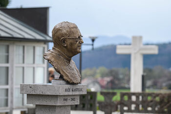 Spominsko obeležje častnemu občanu msgr. Jožetu Kastelicu
