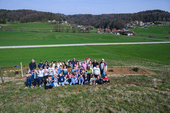 Z učenci iz Temenice zasadili medovita drevesa