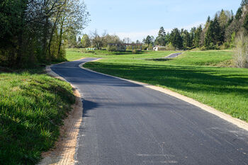 Asfaltiran cestni odsek med Valično vasjo in Orlako Asfaltiran cestni odsek med Valično vasjo in Orlako