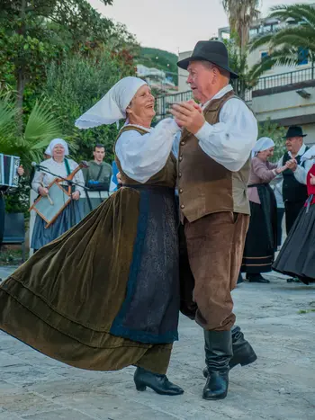 Folklorna skupina veteranov KD Vidovo navdušila na festivalu v Budvi