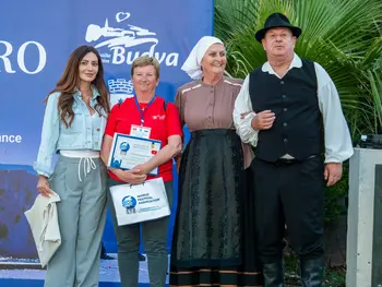 Folklorna skupina veteranov KD Vidovo navdušila na festivalu v Budvi