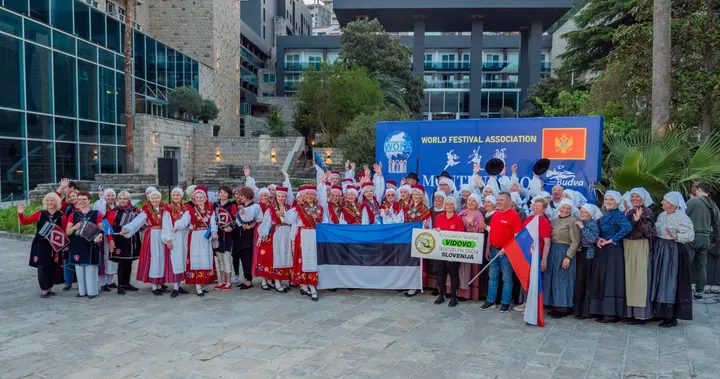 Folklorna skupina veteranov KD Vidovo navdušila na festivalu v Budvi