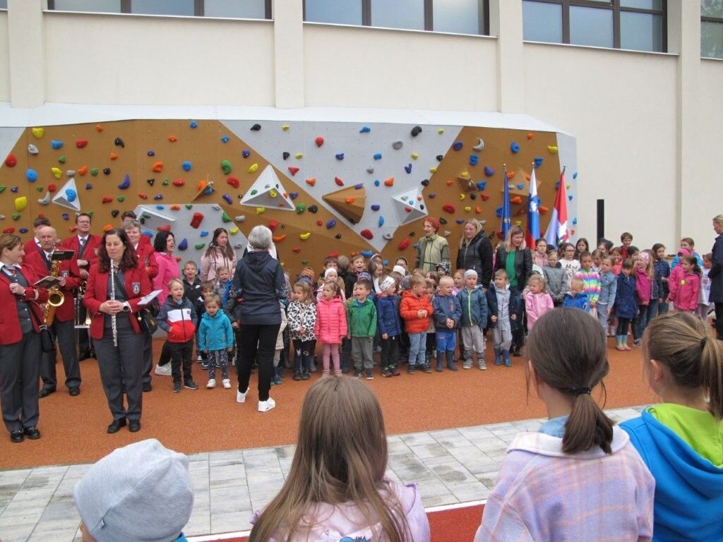 Vabilo na odprtje prenovljenega športnega igrišča v Begunjah