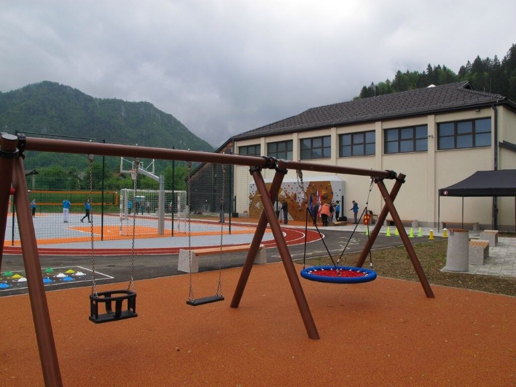 Vabilo na odprtje prenovljenega športnega igrišča v Begunjah