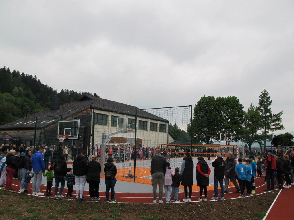 Vabilo na odprtje prenovljenega športnega igrišča v Begunjah