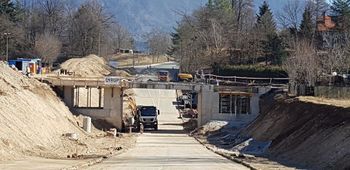 Gradnja kolesarske povezave med Radovljico in Lescami in nadvoza na Cesti svobode napreduje