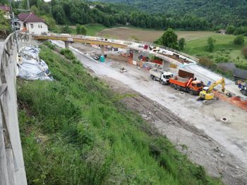 Podaljšanje popolne zapore Ceste svobode in ceste Na Mlaki zaradi nadgradnje železnice