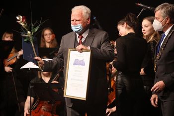 Posnetek proslave občinskega praznika in filmski portret častnega občana Avguština Mencingerja