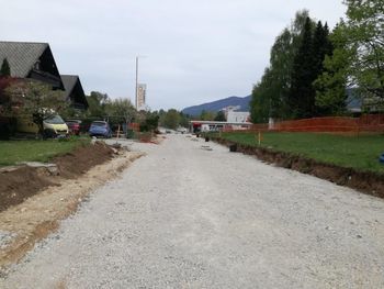 Rekonstrukcija Železniške ulice v Lescah v polnem teku