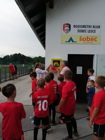 V Lescah nameščen nov javno dostopen avtomatski defibrilator