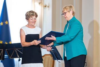 Državno nagrado za življenjsko delo na področju prostovoljstva za leto 2022 prejela Mira Stušek