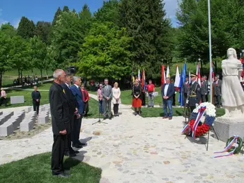 Ob 80. obletnici osvoboditve jetnikov iz begunjskih zaporov slovesnost na obnovljenem grobišče talcev