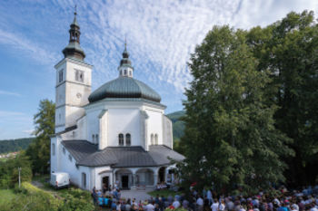 Vabilo k sveti maši in procesiji z Marijinim kipom