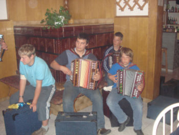 Vabilo na 19. revijo domačih ansamblov