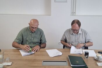 PODPISANI POGODBI ZA OBNOVO CESTE IN IZGRADNJO IGRIŠČA NA GORI